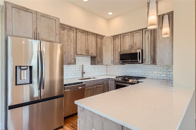 Foto del edificio - Modern 4BR Townhome Near Sloan’s Lake | Rooftop Deck, Finished Basement & Garage