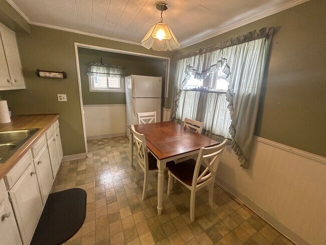 Building Photo - 195 Roland St