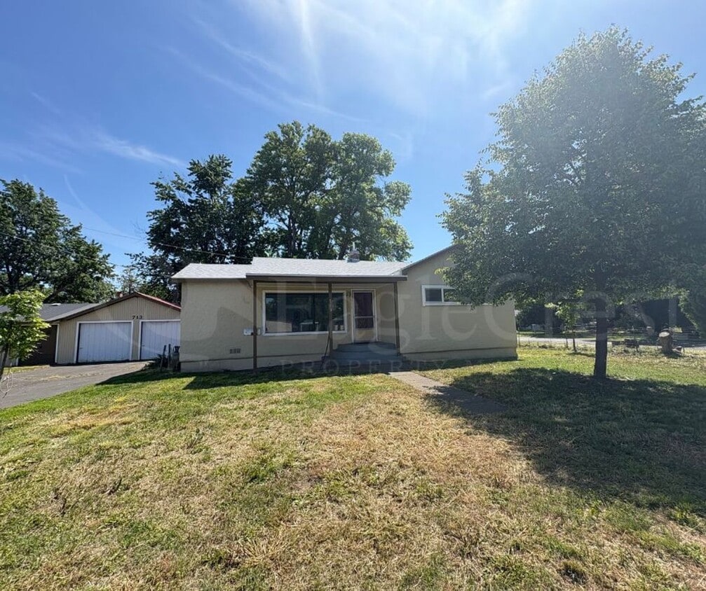 Primary Photo - Two Bedroom House with Bonus Room Located ...
