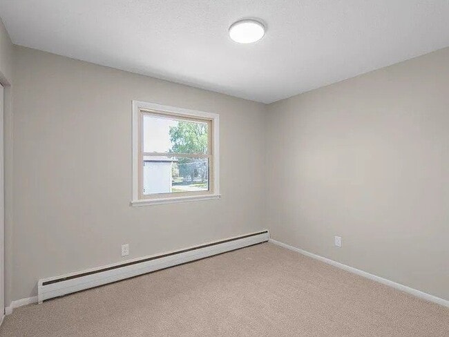 Building Photo - 2081 Hillview Rd