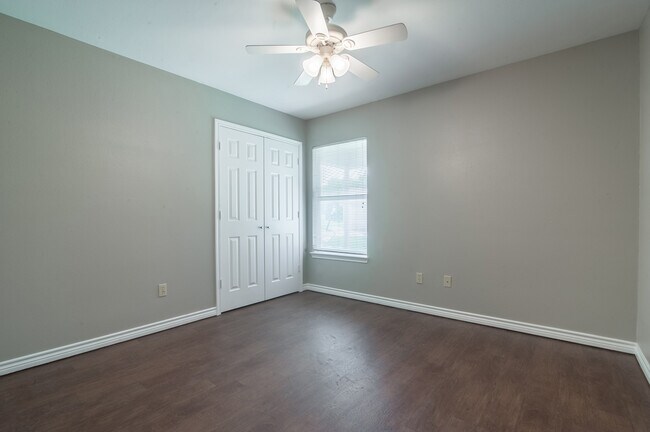 Building Photo - 142 Country Gardens