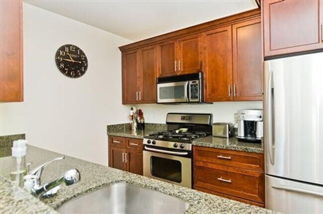 Foto del edificio - Beautiful Top Floor Corner 1BR Condo with ...