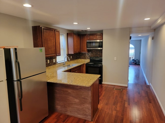 Photo - 830 W Pratt St House