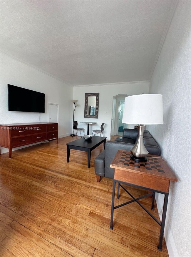 Foto del edificio - 7445 Harding Ave