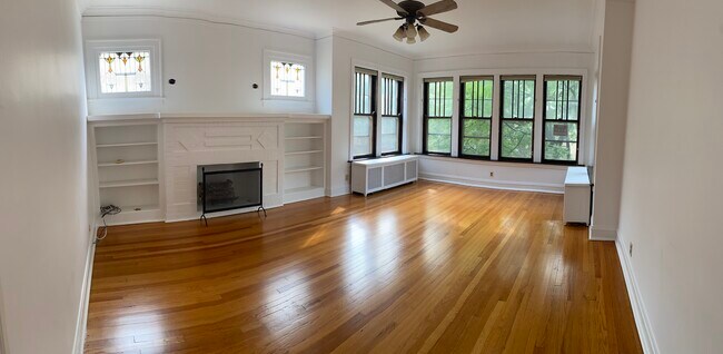 living room - 4927 N Francisco Ave