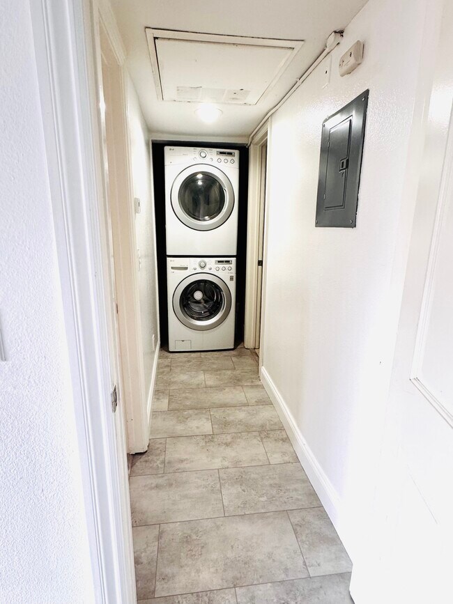 Pasillo que conduce al segundo dormitorio y al segundo baño. - 2507 E 15th St