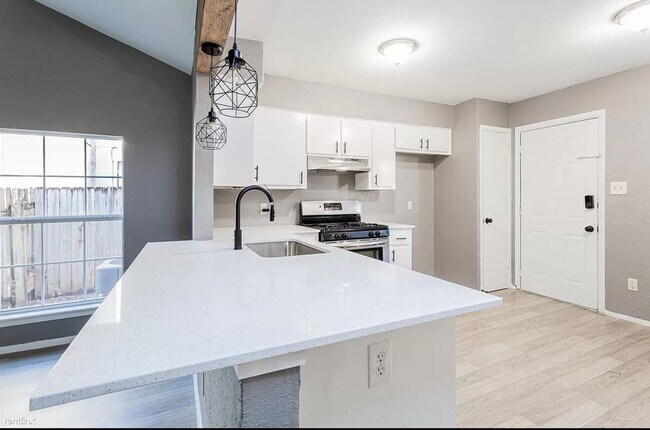 Foto del edificio - 4900 E Stassney Ln