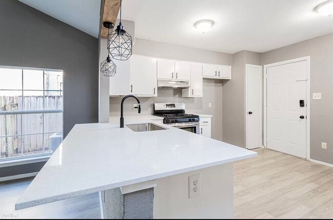 Building Photo - 4900 E Stassney Ln