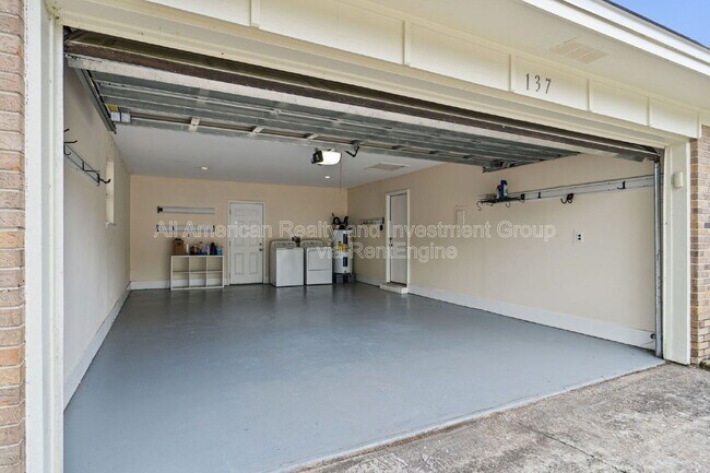 Foto del edificio - 137 Deville Dr
