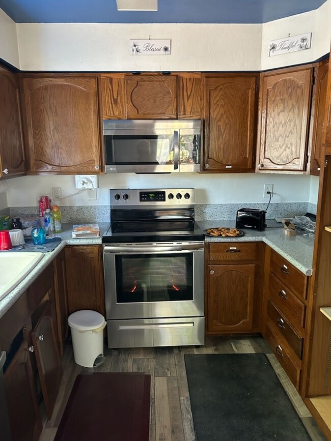 Building Photo - Completely Furnished - 2 Bedroom Home - Co...