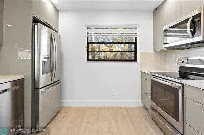 Building Photo - 6085 N Sabal Palm Blvd