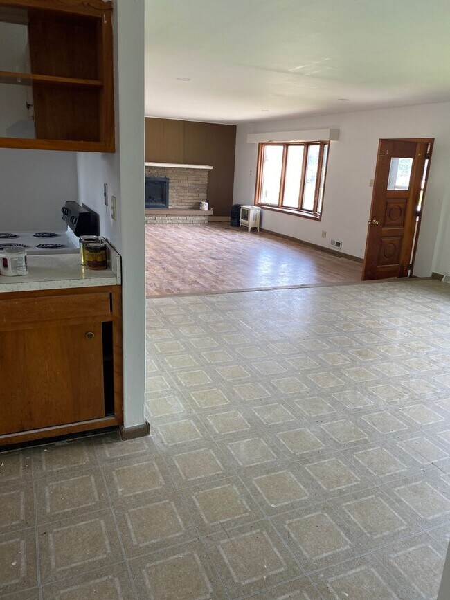 Building Photo - 3 Bedroom House