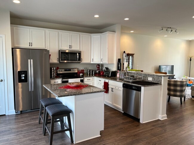 Building Photo - Gorgeous Townhome Offering 6 Month Lease