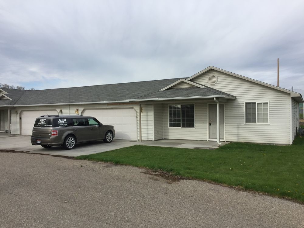Primary Photo - 3 Bed 2 Bath Duplex