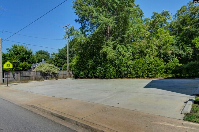 Foto del edificio - 2035 Rosewood Dr