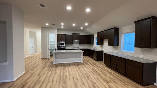 Foto del edificio - 6617 Covina Ln