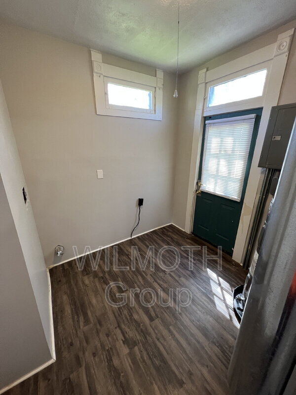 Building Photo - 133 N Muessing St