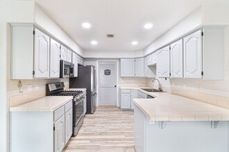 Building Photo - 700 Capri Dr