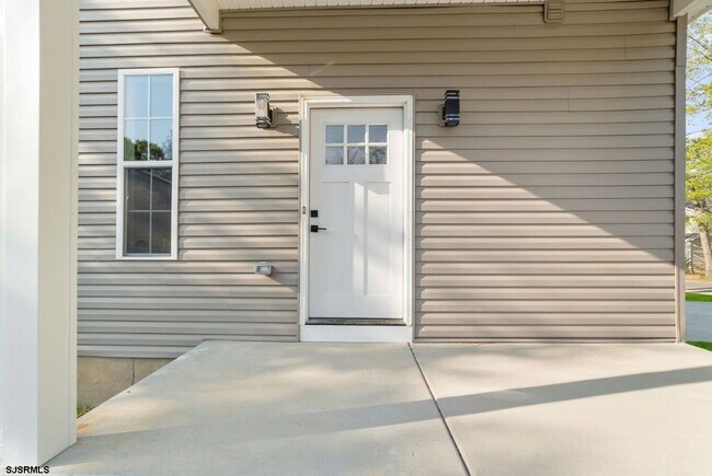 Building Photo - 447 Redwood Ave