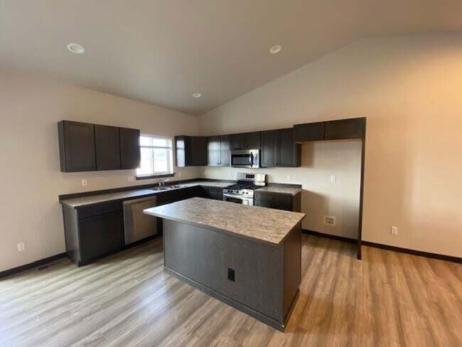 Building Photo - SINGLE FAMILY HOME IN CROWN POINTE (APP#89)