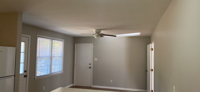 Building Photo - 3 Bedroom 2 Bath Home