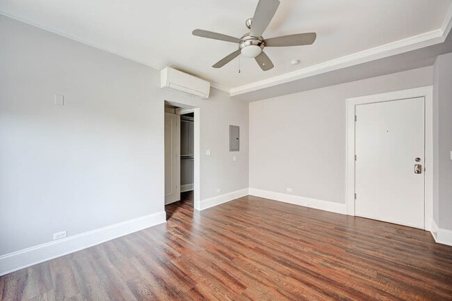 Building Photo - 818 W Lakeside Pl