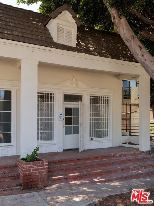 Foto del edificio - 2120 N Cahuenga Blvd