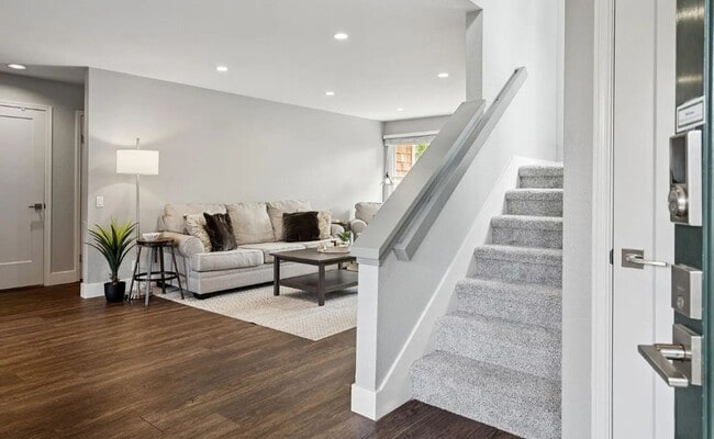 Building Photo - 641 Centre Ct