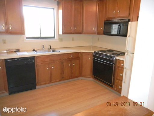 Building Photo - 885 Cold Spring Rd