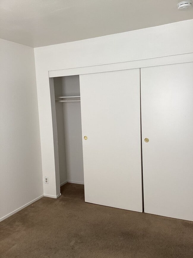 Building Photo - Convenient Living: 2BR/2BA Townhome with U...
