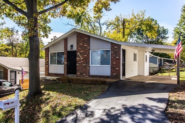 Building Photo - Pet Friendly, Renovated Home in Fox School District