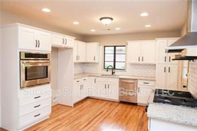 Building Photo - 2562 Farley St