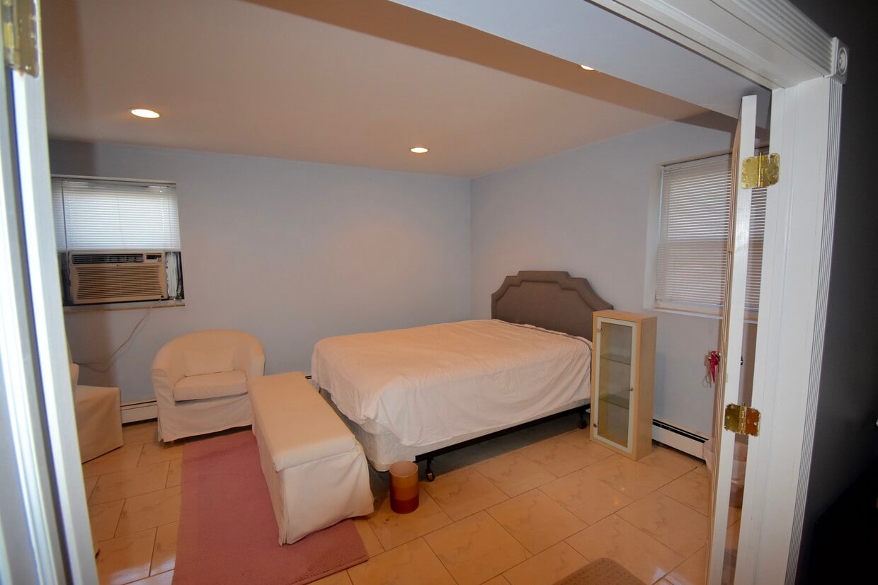 bedroom - 29 E Homestead Ave
