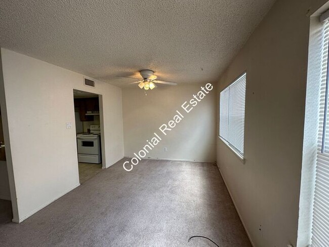 Building Photo - Spacious and updated 2 bedroom 1 & 1/2 bat...