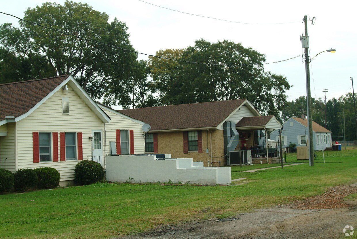 Foto del edificio - 1443 Commerce Ave