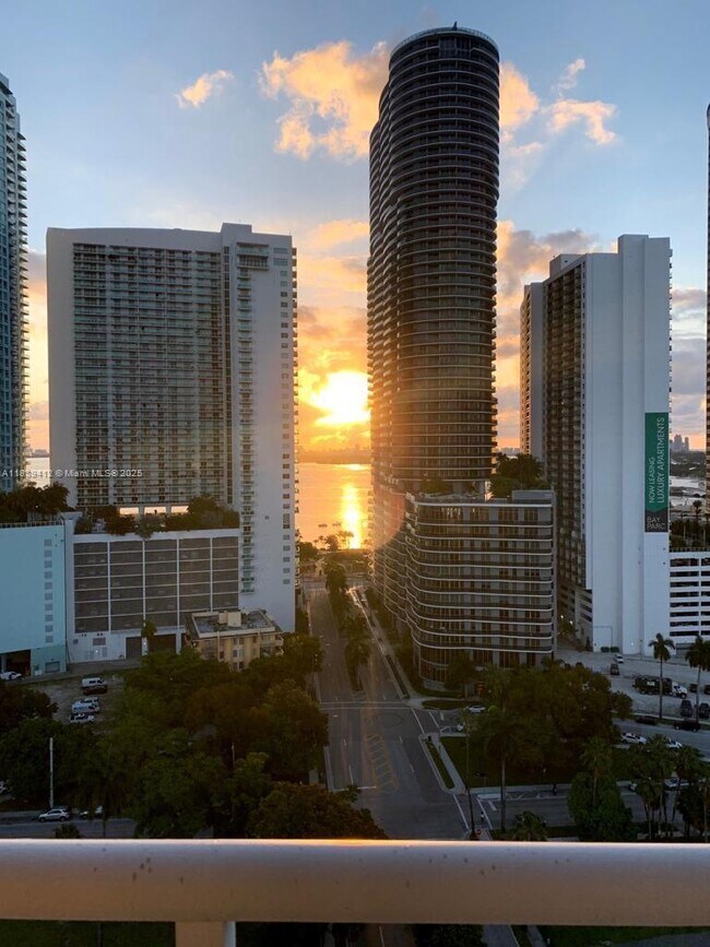 Foto del edificio - 275 NE 18th St