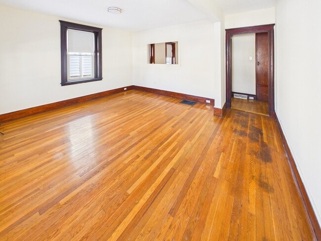 Building Photo - 4 River St