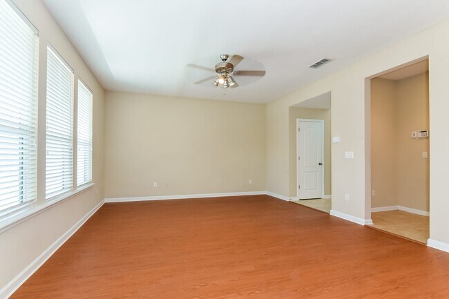 Building Photo - 530 Side Creek Ln