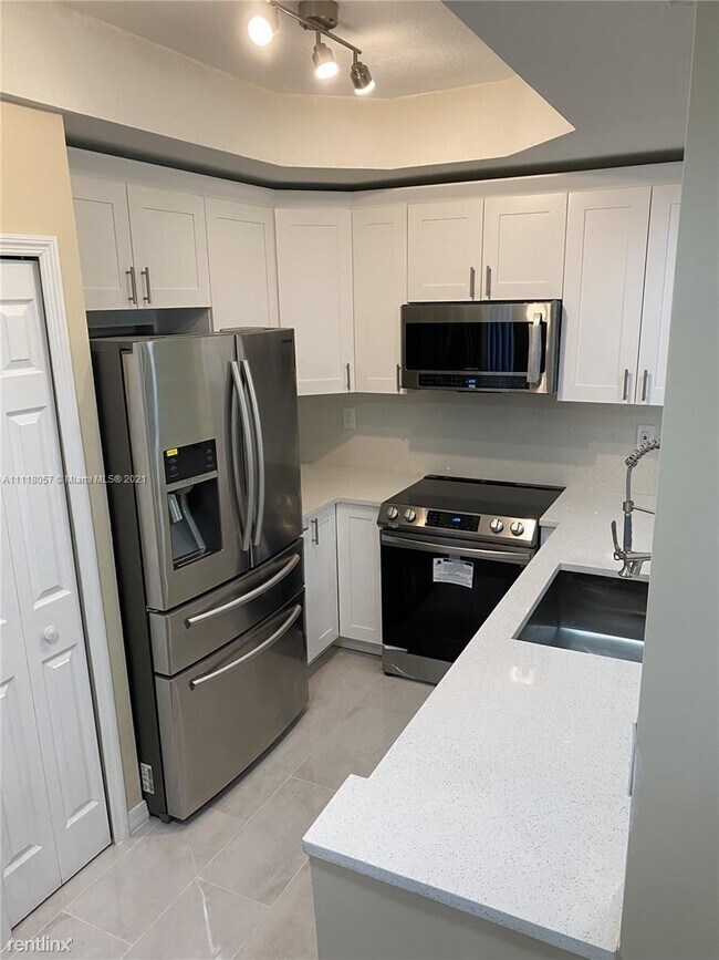Foto del edificio - 3 br, 2.5 bath Townhome - 10671 SW 7th St ...