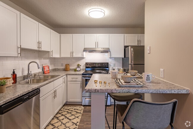 2BR, 2BA - 1,100 SF - Audenn Apartments