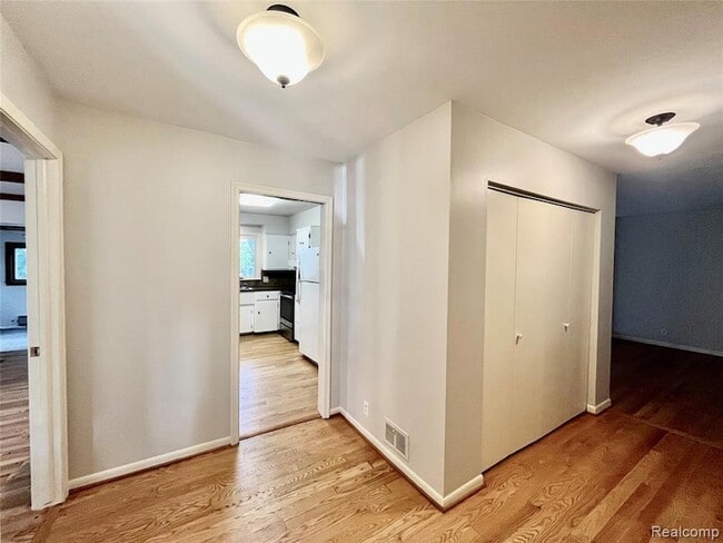 Building Photo - 6901 Woodbank Dr