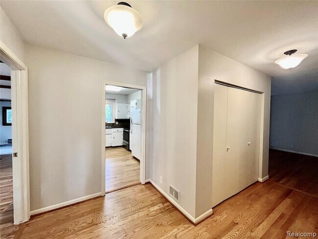 Foto del edificio - 6901 Woodbank Dr