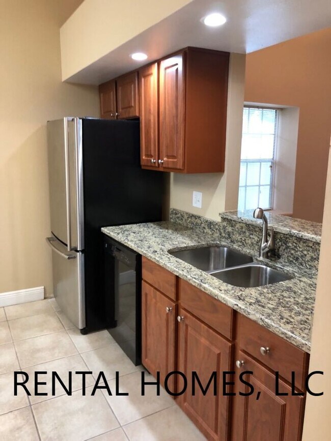 Building Photo - Longwood Townhome, Minutes Away from Lake ...