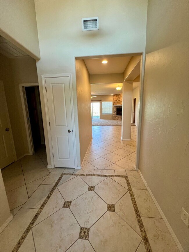Building Photo - Beautiful move in ready home.
