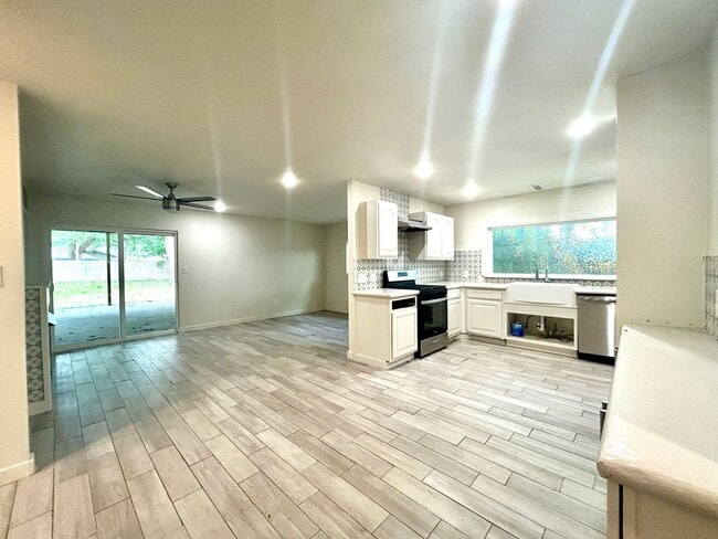 Photo - Updated 3 Bed / 2 Bath home with Single Car Garage in Farmington