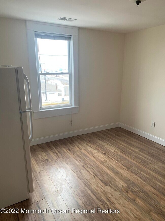 Building Photo - 1072 N Ocean Ave