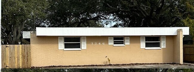Building Photo - 3346 Camelot Dr