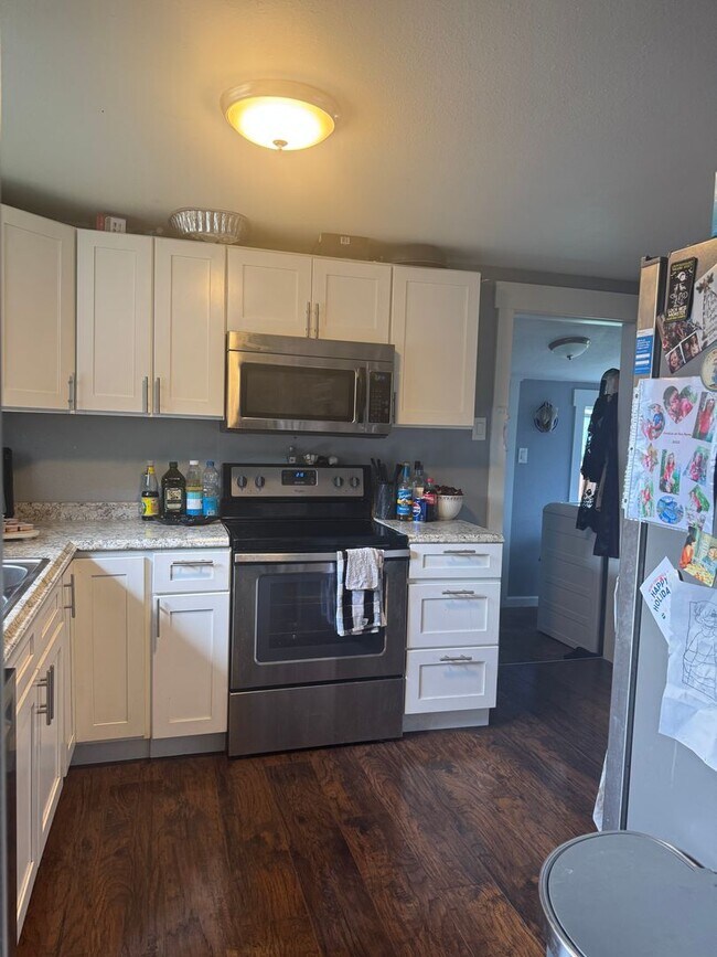 Building Photo - Charming 3 Bed, 1 Bath Home in Quiet Neigh...