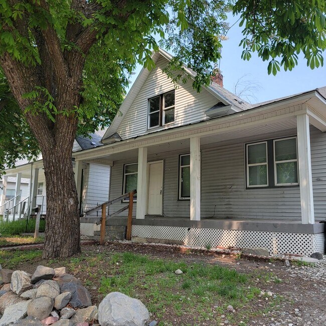 Foto del edificio - 4 bedroom lower South Hill home