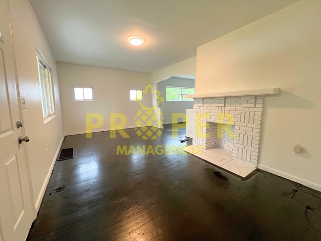 Building Photo - 2 bedrooms 1 bathroom house